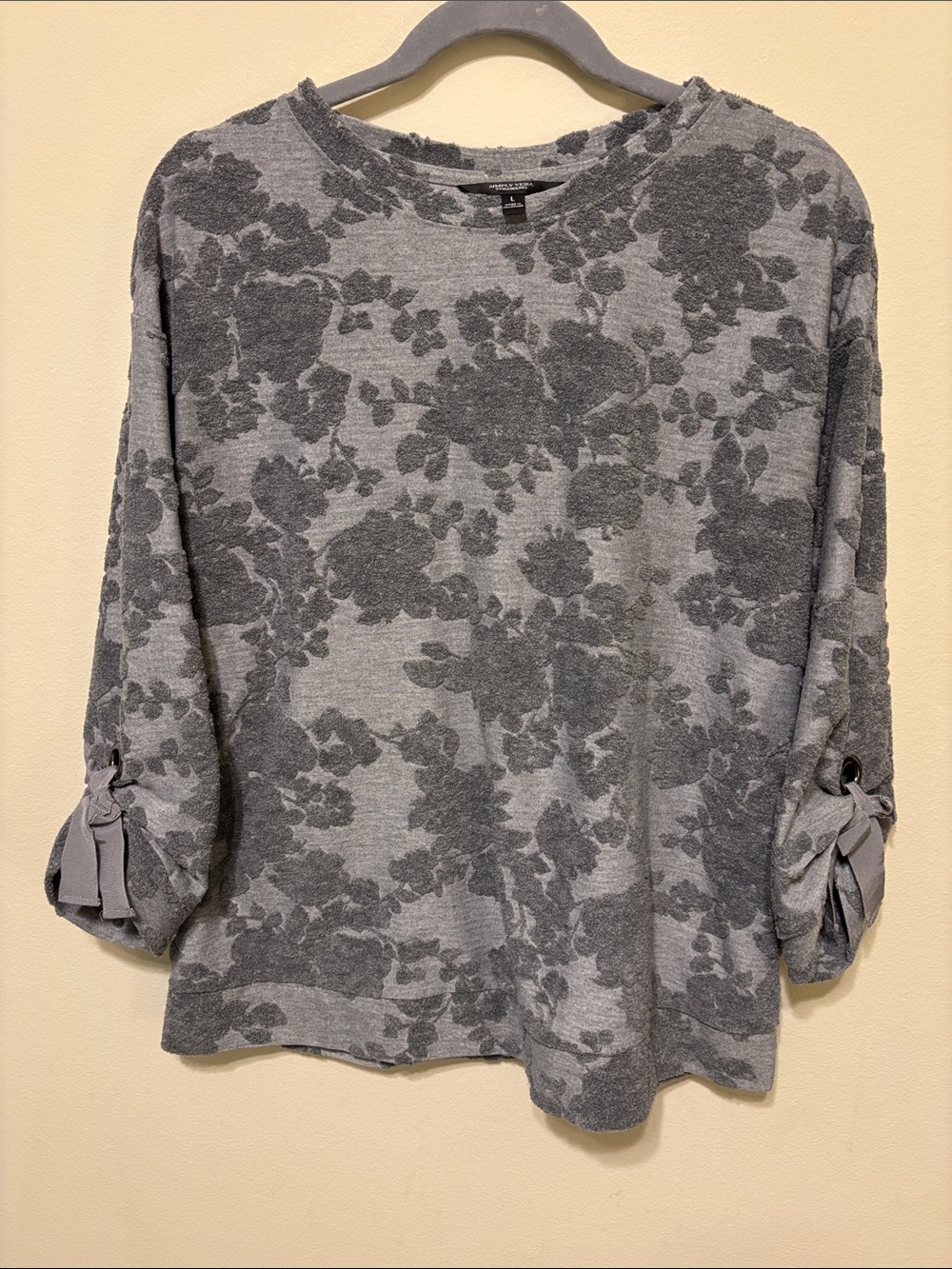 ⭐️Simply Vera Vera Wang Grey Floral Top with Tie-Sleeves size Large⭐️